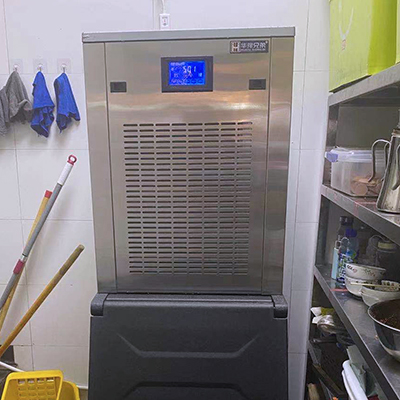 300公斤雪花制冰機交付鄭州某烤魚店使用