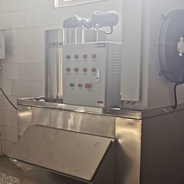 1噸片冰機交付河南某芳食品加工廠使用