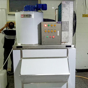 1噸全不銹鋼片冰機(jī)交付四川內(nèi)江某食品加工廠