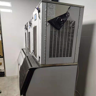 1噸雪花制冰機(jī)和500kg雪花各一臺(tái)交付天津耳朵眼