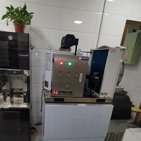 華豫兄的300公斤鱗片制冰機交付山東淄博餐飲店