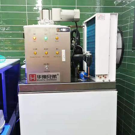 300公斤片冰機交付湖北宜昌某超市使用