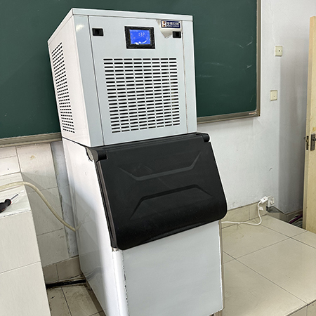 200公斤雪花制冰機交付鄭州大學命科學院使用