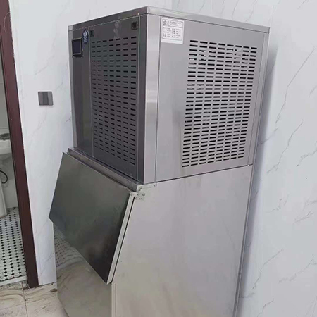 300公斤純雪花制冰機(jī)交付廣東東莞某高爾夫球會(huì)