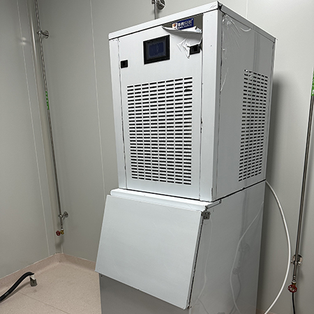 2臺(tái)200公斤雪花制冰機(jī)交付鄭州某生物實(shí)驗(yàn)室