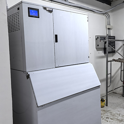 1噸片冰機(jī)帶外罩款交付鄭州某超市