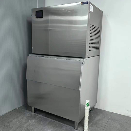 500公斤外罩款片冰機(jī)交付浙江慈溪某餐飲店