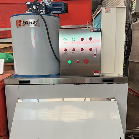 1噸一體片冰機(jī)交付河南鄭州某水產(chǎn)批發(fā)市場